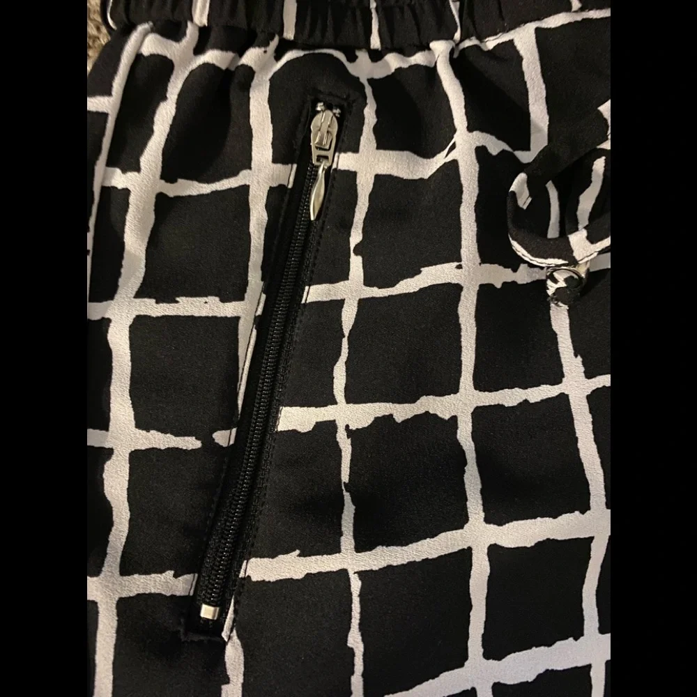 2 pairs of pull-on New York and Co shorts! - Picture 5 of 6